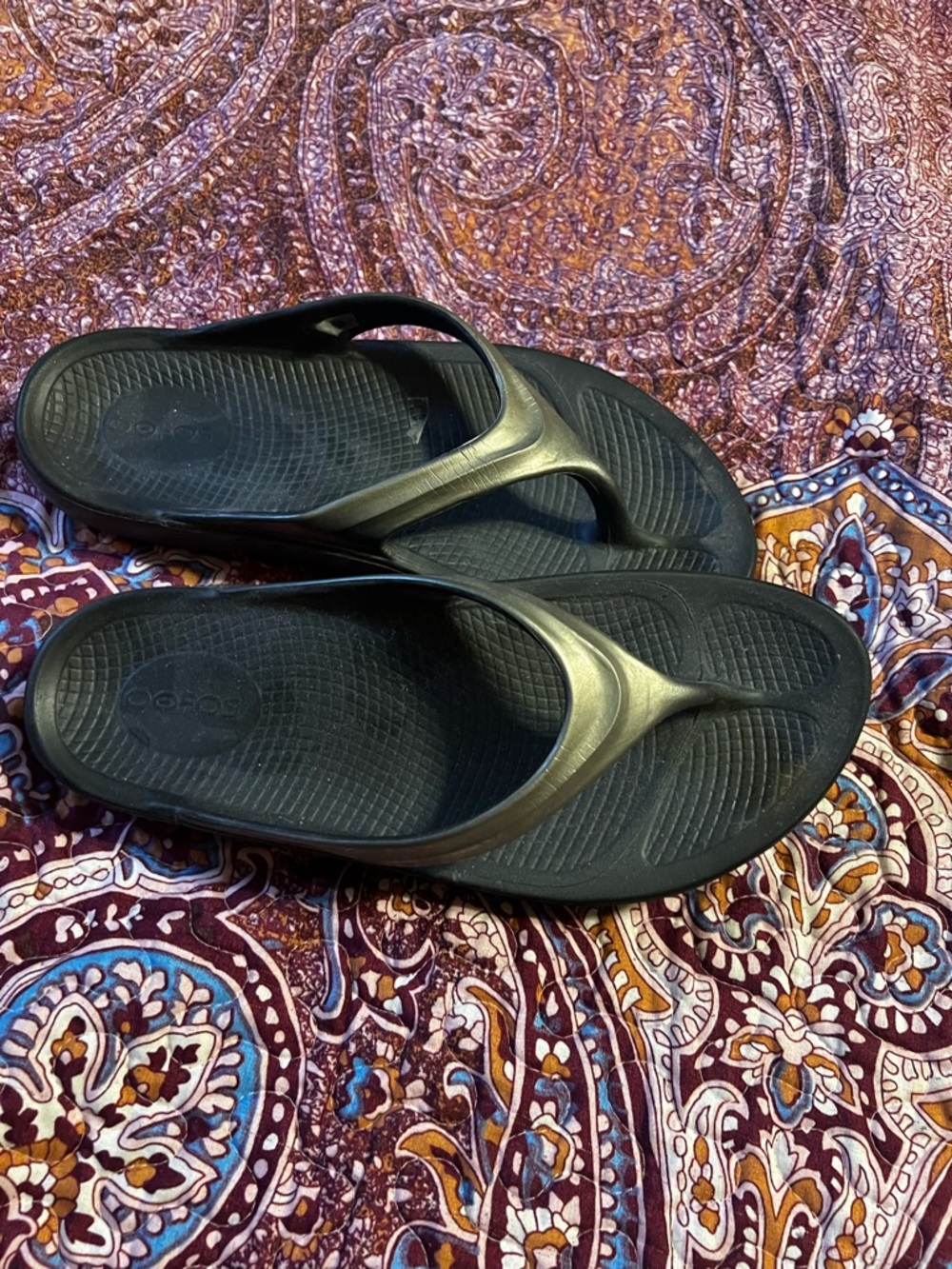 OOFOS Black Thong Recovery Sandals